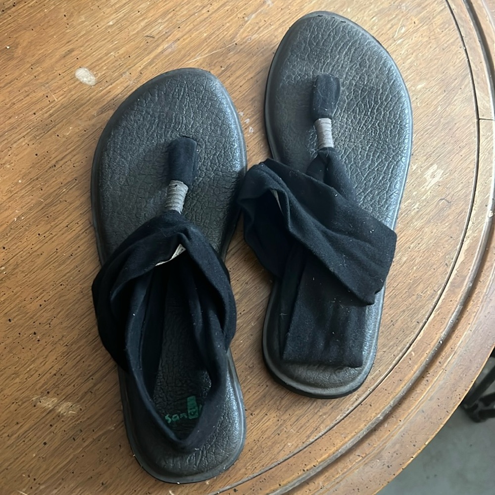 Sanuk yoga mat strappy sandals